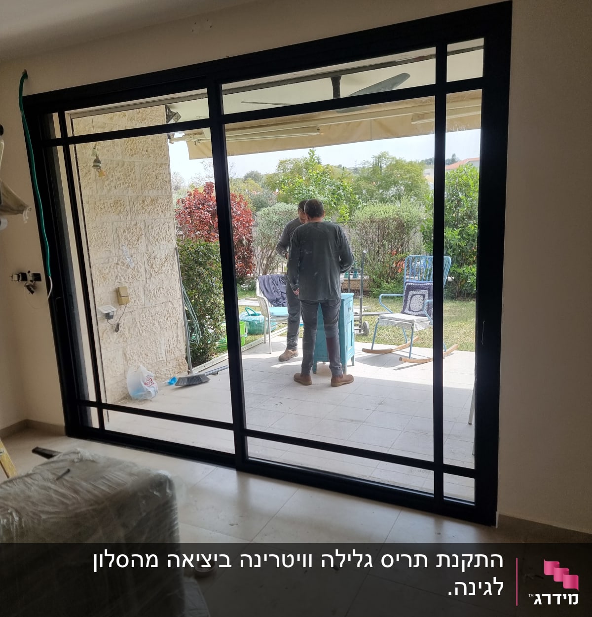מסגרת אלומיניום שחורה לחלון זכוכית גדול